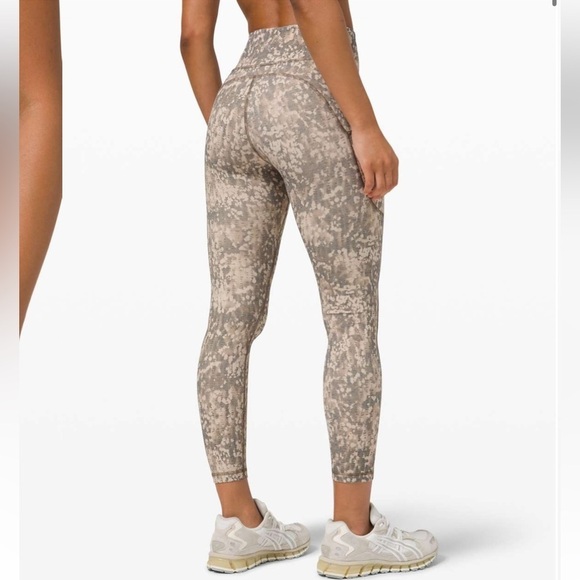 Lululemon Invigorate High-Rise Leggings 25" Sz 4 - Picture 9 of 16